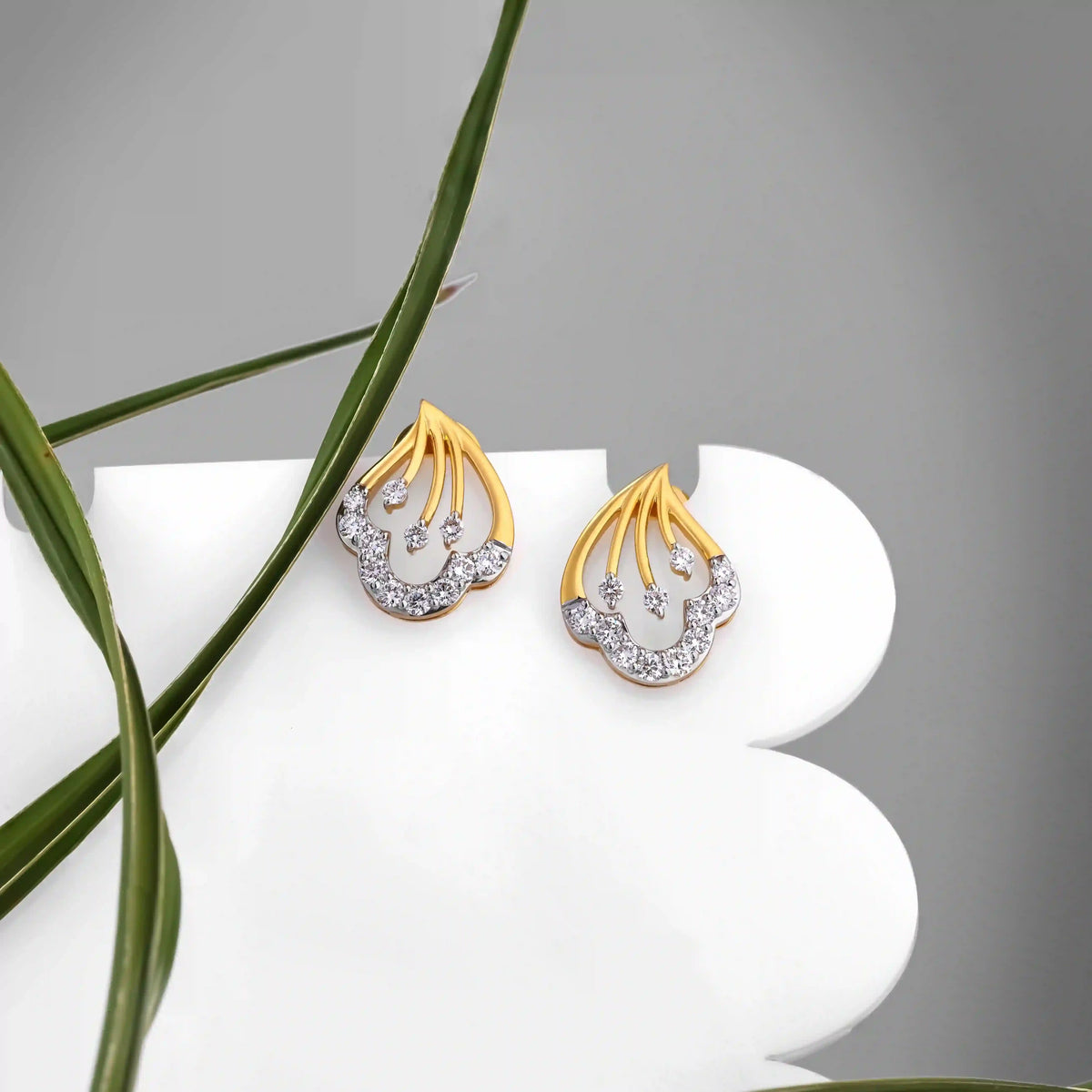 Serein Openwork Leaf Pavé Diamond Stud Earrings