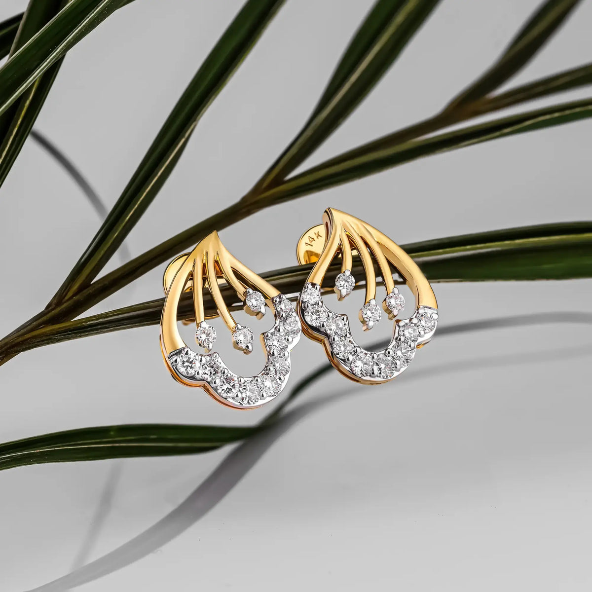Serein Openwork Leaf Pavé Diamond Stud Earrings
